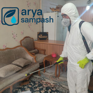 کارشناس در حال سمپاشی ساس در هتل